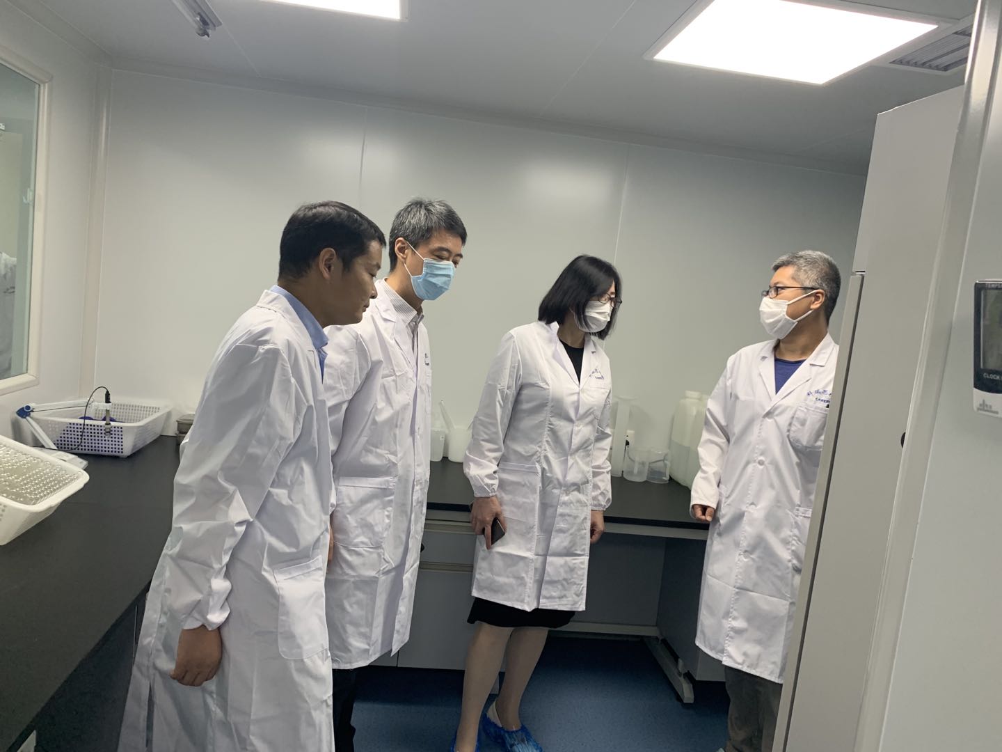 Carest Lab Testing Experts come to our laboratory to guide our work - Qingdao Carest ...